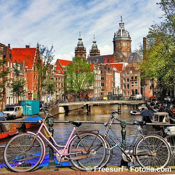 Amsterdam qui veut bannir les voitures est envahie par les vélos