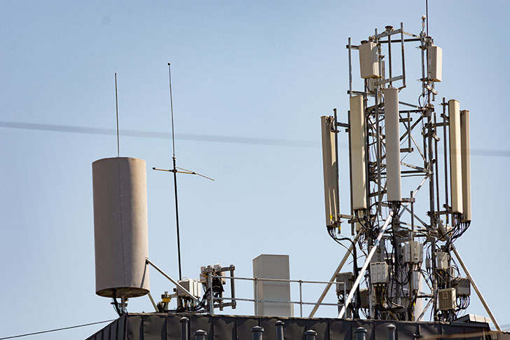 Le téléphone mobile ne passe toujours pas partout en France faute de relais