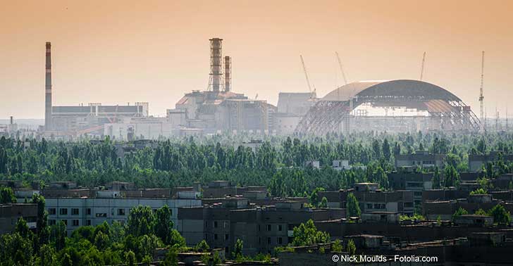 Le reacteur nucleaire de Tchernobyl detruit en 1986 repose ...