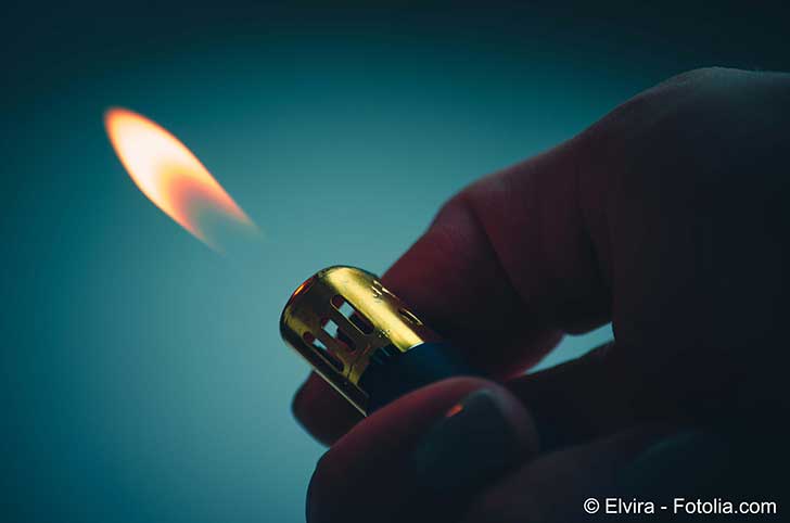 Fumer tue mais et allumer une cigarette avec un briquet peut aussi être dangereux