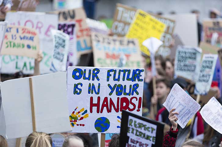 Cinq jeunes europ�ens victimes d��v�nements climatiques ont port� plainte pour insuffisance de la Charte de l��nergie