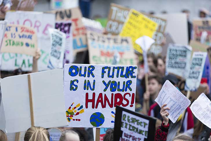 Cinq jeunes europens victimes dvnements climatiques ont port plainte pour insuffisance de la Charte de lnergie