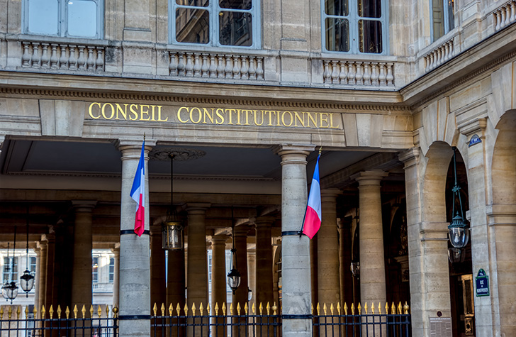 Voyons la situation actuelle de la France au regard du droit constitutionnel sans connotation politique