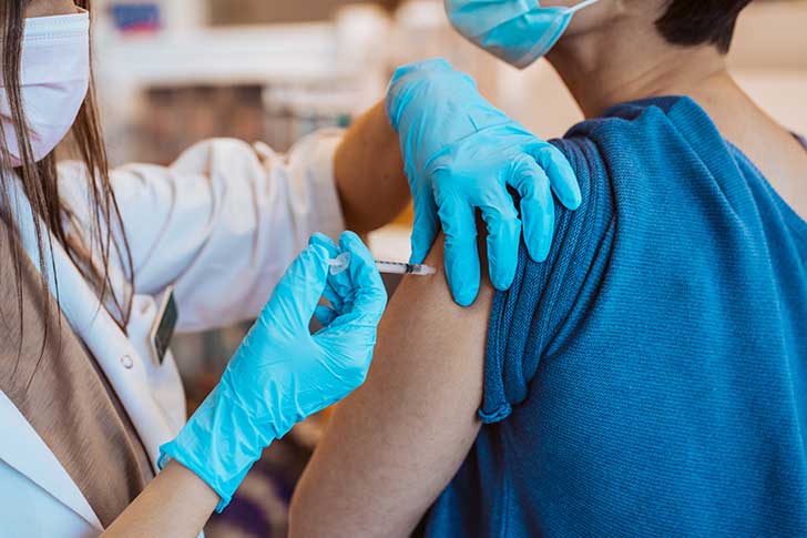 La troisime dose de vaccin pour tous les adultes vient dtre recommande par les instances scientifiques