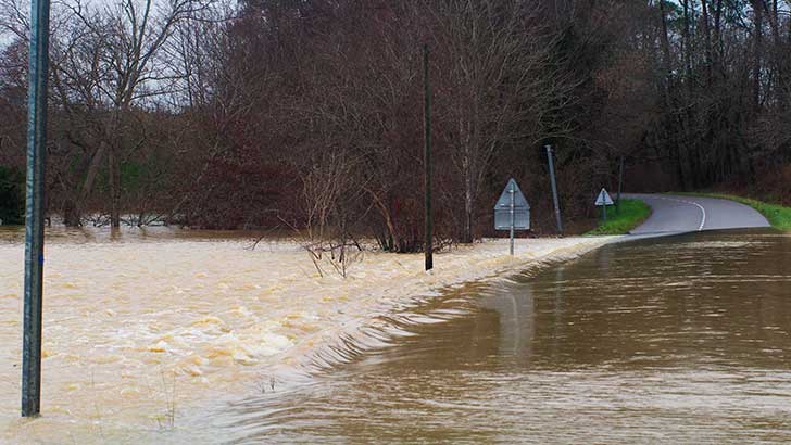 Crues et sols saturés : un risque prolongé sur une large moitié du pays