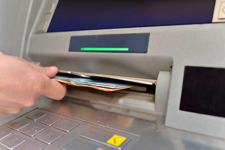 Retirer de l�argent devient-il plus difficile en France ?