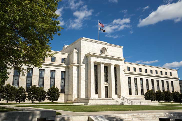 La FED baisse ses taux, entre prudence et pressions
