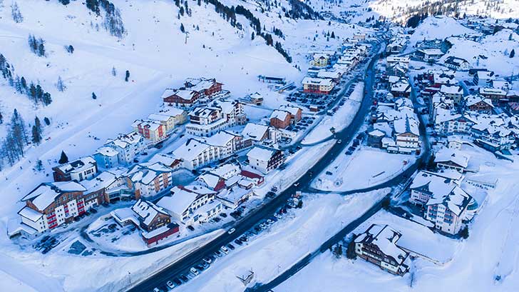 Quand la location saisonnire sinstalle durablement en station de ski