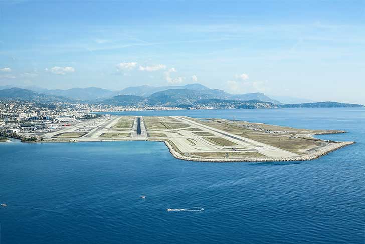 Collision vite de justesse entre deux avions  Nice