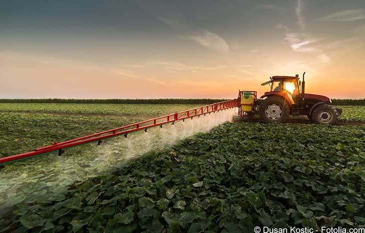 La distance entre les habitations et lpandage de pesticides est au centre dune vaste polmique