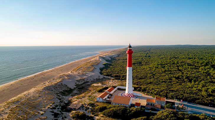 Le phare de la Coubre la sentinelle menac�e face � un littoral qui recule
