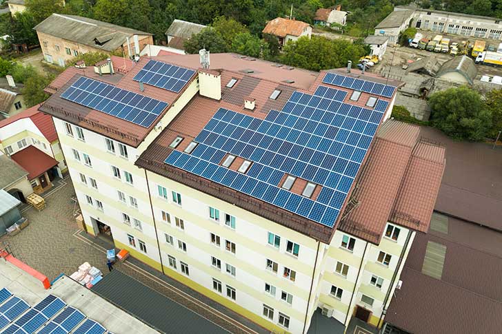 Gestion des assurances pour panneaux solaires sur les toits : Qui est responsable ?