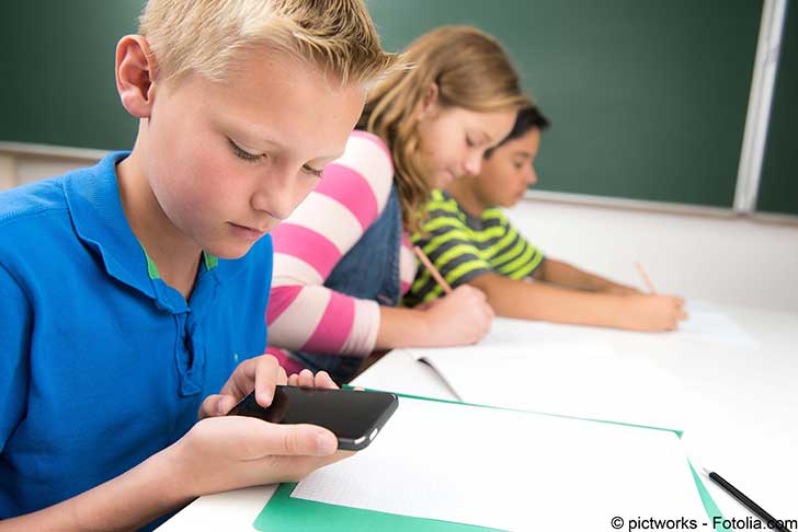 Un pari osé : l’interdiction du téléphone portable dans les écoles et collèges