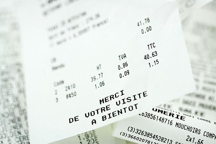 Les Fran�ais sensibles � la hausse des prix guettent les promotions en faisant leurs achats