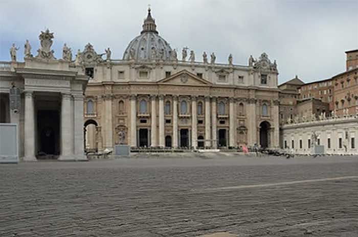 Apparition surprise du Pape Franois au Vatican