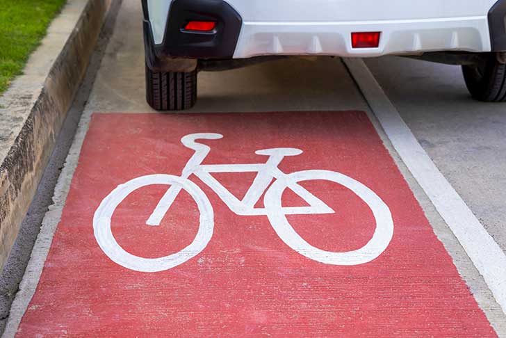 Stationnement sur une piste cyclable et accident dun cycliste