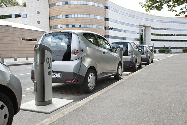 Le manque de bornes de recharge est un frein à la vente de voitures électriques